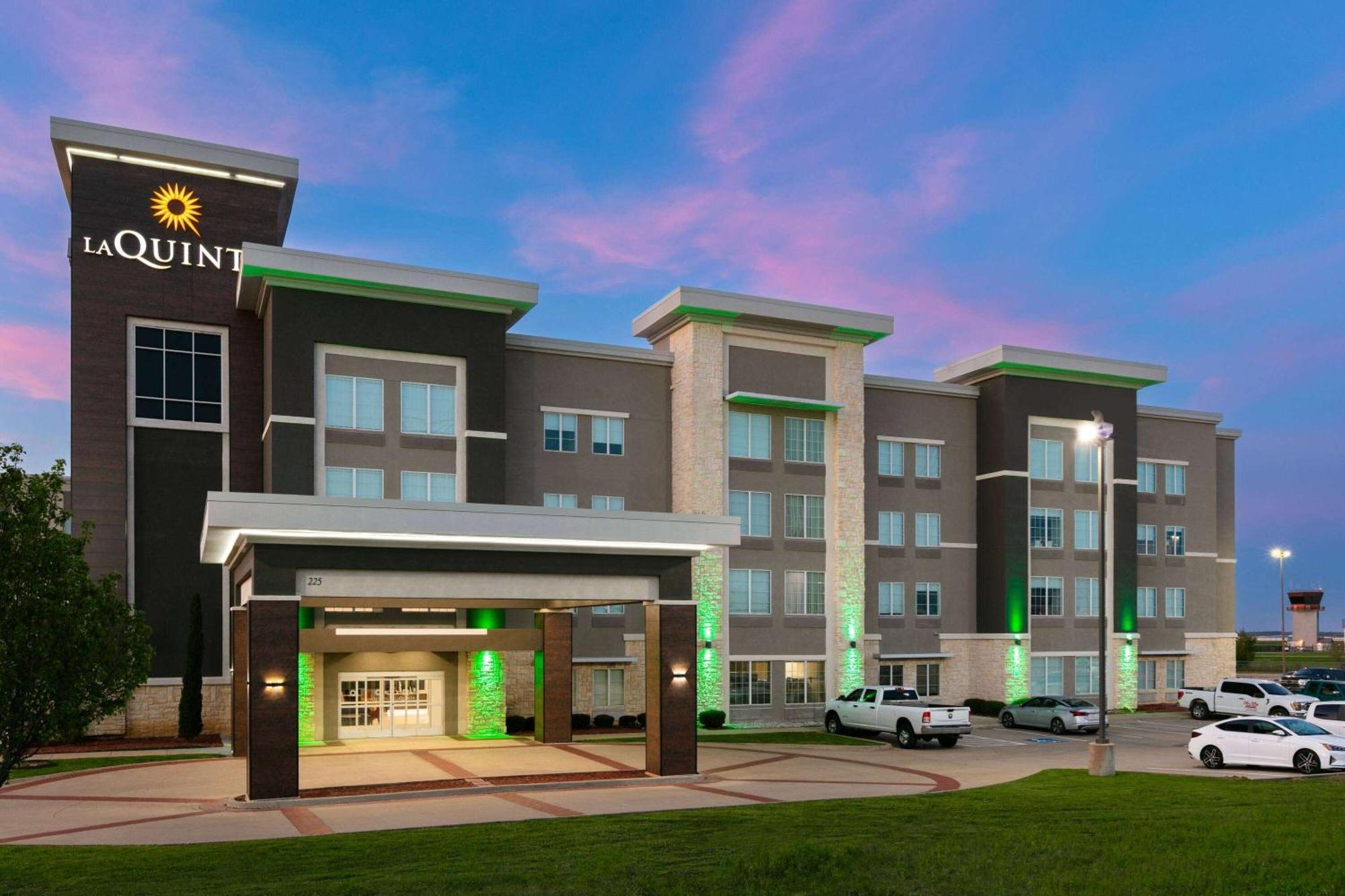 La Quinta Inn & Suites By Wyndham Ft Worth-Burleson Extérieur photo