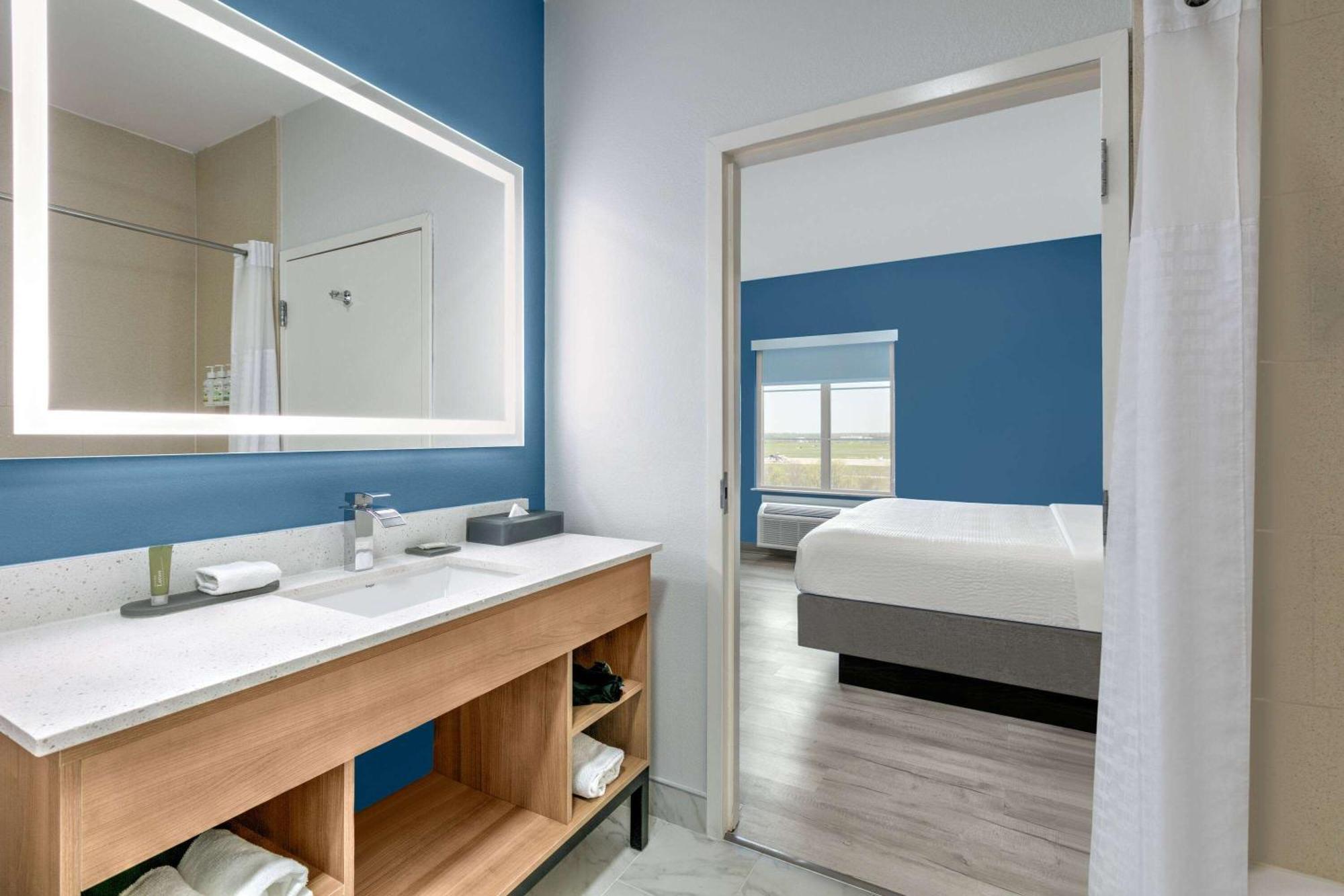 La Quinta Inn & Suites By Wyndham Ft Worth-Burleson Extérieur photo