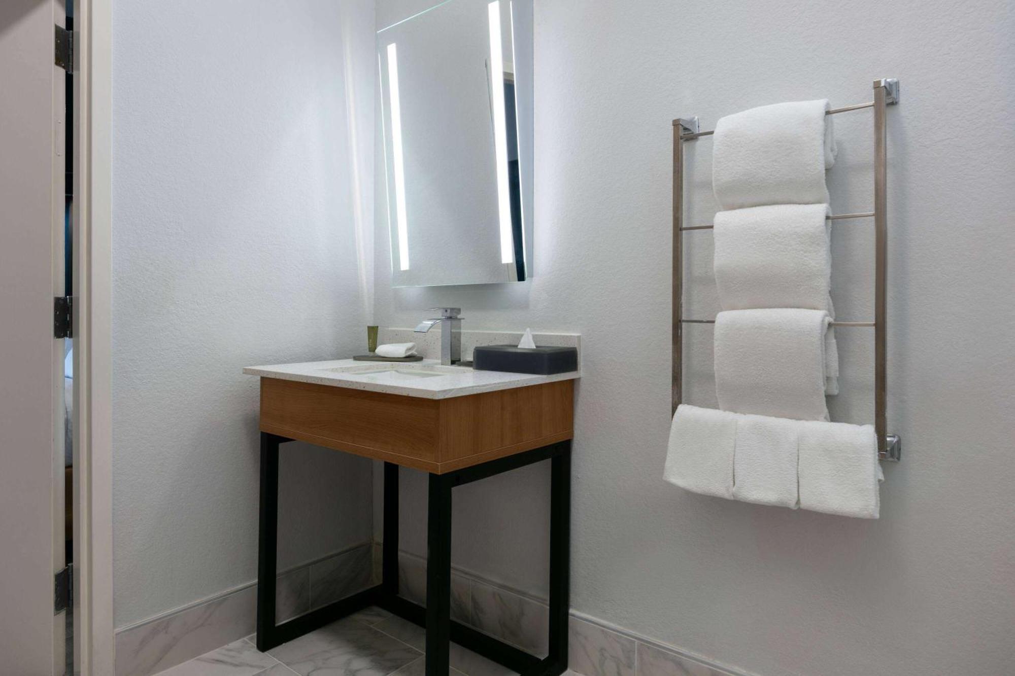 La Quinta Inn & Suites By Wyndham Ft Worth-Burleson Extérieur photo