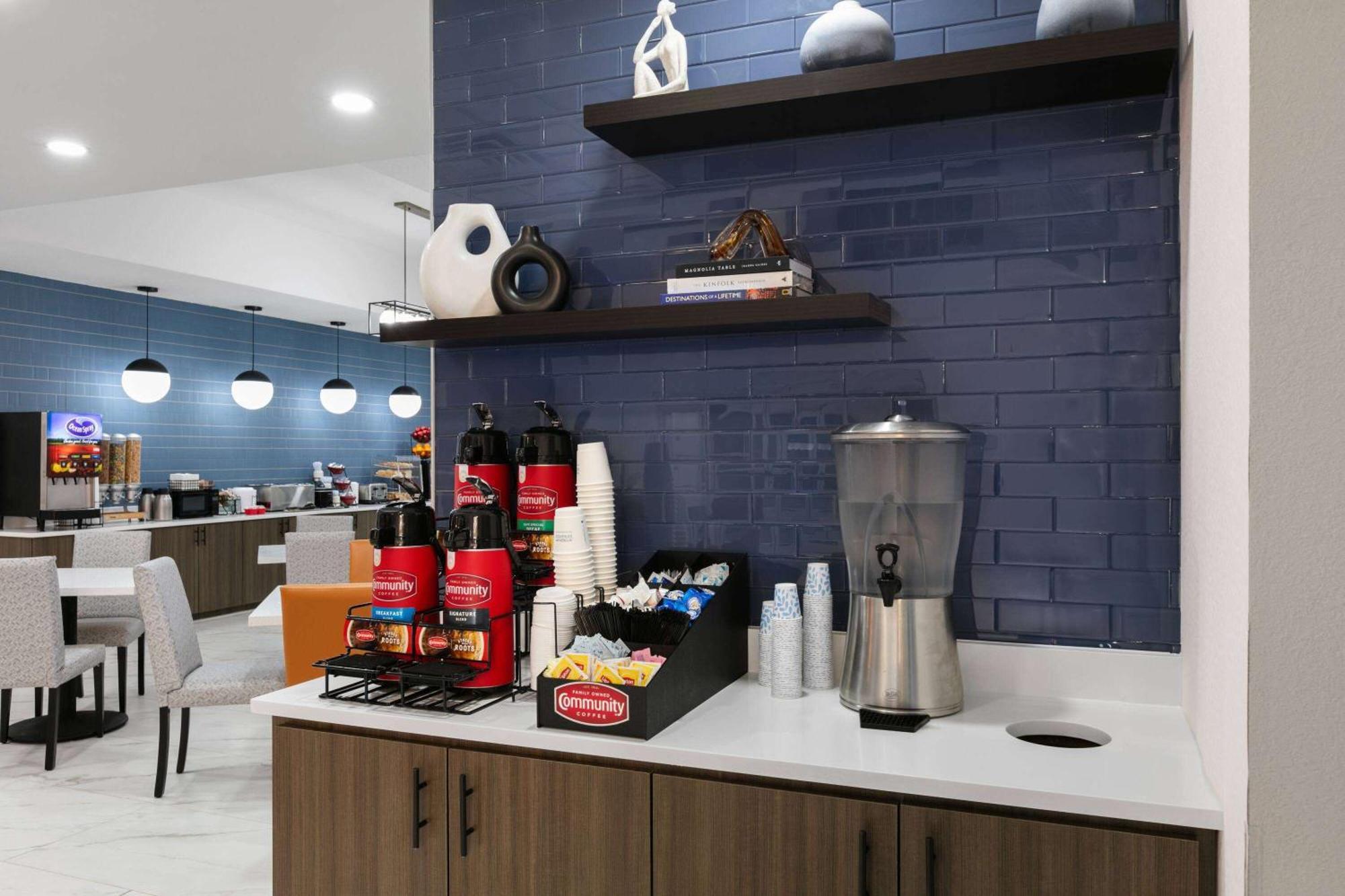 La Quinta Inn & Suites By Wyndham Ft Worth-Burleson Extérieur photo