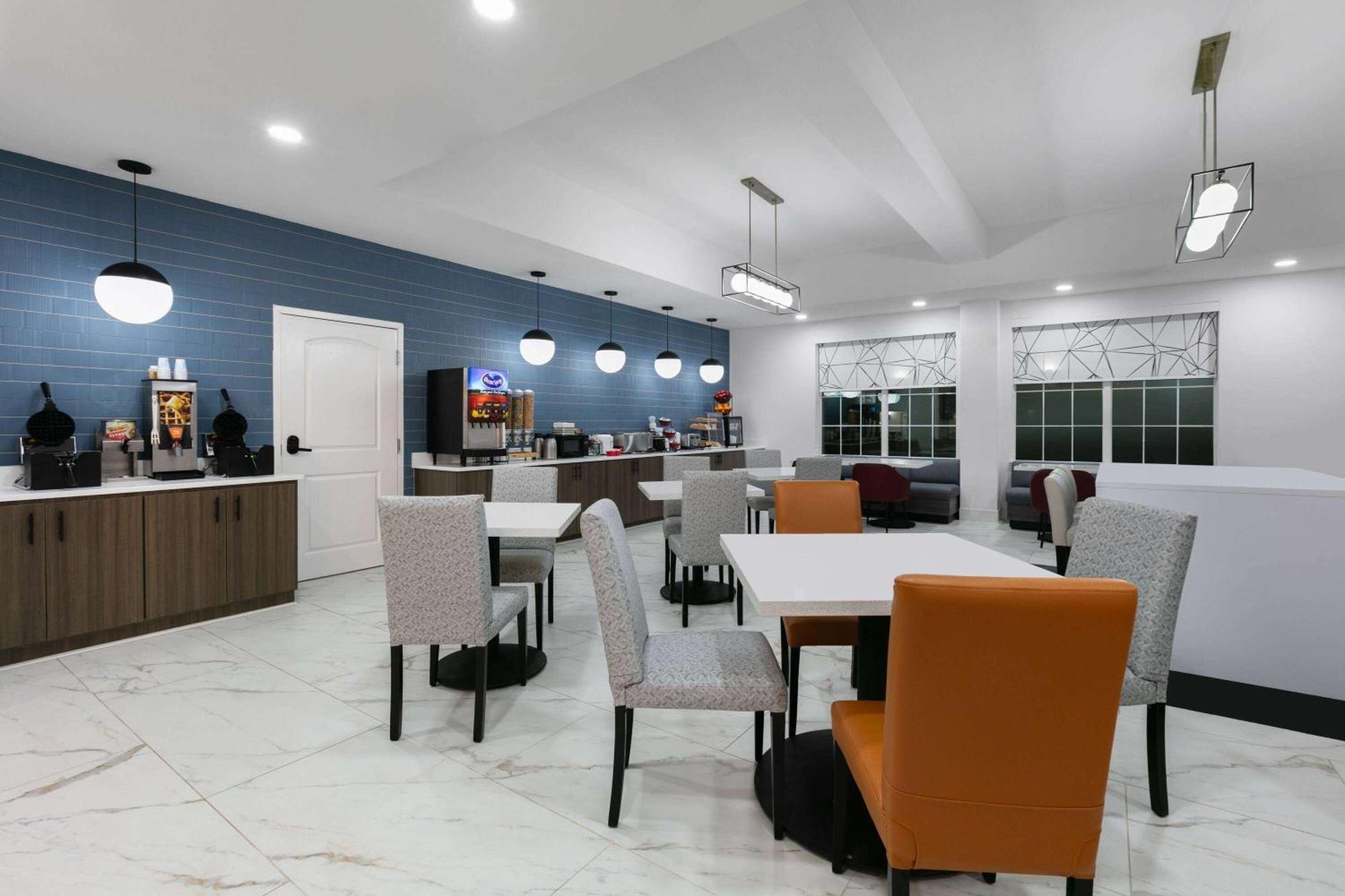La Quinta Inn & Suites By Wyndham Ft Worth-Burleson Extérieur photo